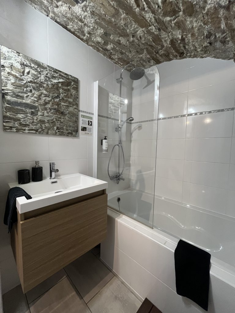 chambre baignoire sommeil envoûtant maison hôtes gard